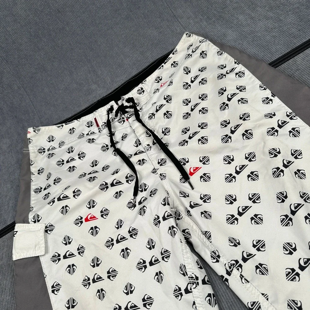 VTG Quiksilver Mens Board Shorts White Black Red Logo Print Size 36 Cargo Pocket